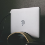 MacBook Pro/Airのクラムシェル専用スタンドを紹介【おすすめ４選】